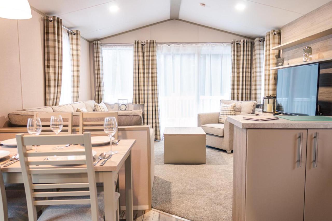 Yew Tree With Hot Tub Lodge